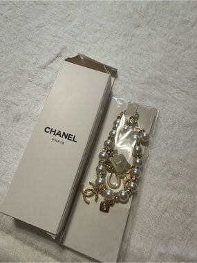Chanel Beautè GWP Pearl Charm Bracelet - Gold and White.